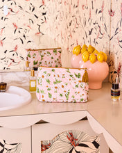 Load image into Gallery viewer, Sweet daisy quilted cotton toiletry purse