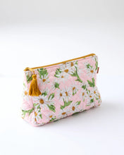 Load image into Gallery viewer, Sweet daisy quilted cotton toiletry purse